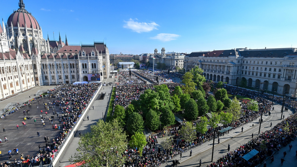 Résztvevők a Parlament előtti Kossuth téren Ferenc pápa szentmiséje előtt az egyházfő háromnapos magyarországi apostoli látogatásának harmadik napján 2023. április 30-án.