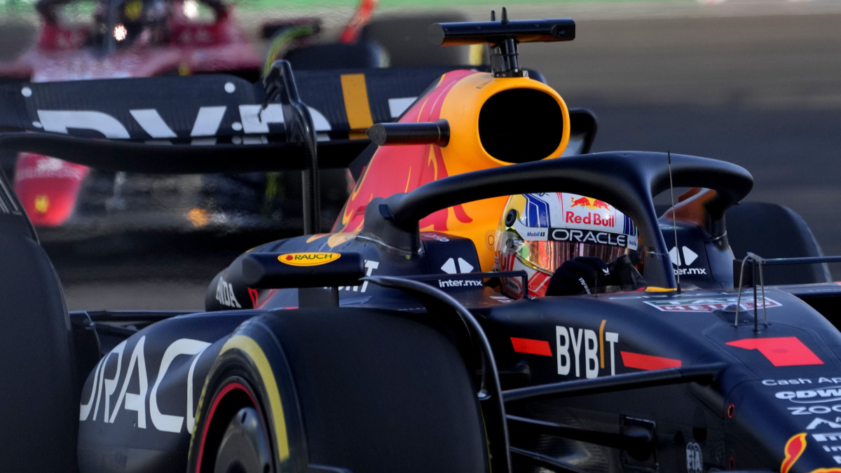 Max Verstappen, a Red Bull holland versenyzője a Forma-1-es autós gyorsasági világbajnokság Azeri Nagydíjának sprintfutamában a bakui versenypályán 2023. április 29-én. A futamot április 30-án rendezik.