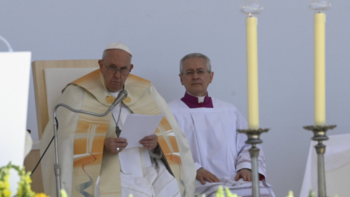 Ferenc pápa a Kossuth téren: legyetek nyitottak egymás felé! - percről percre