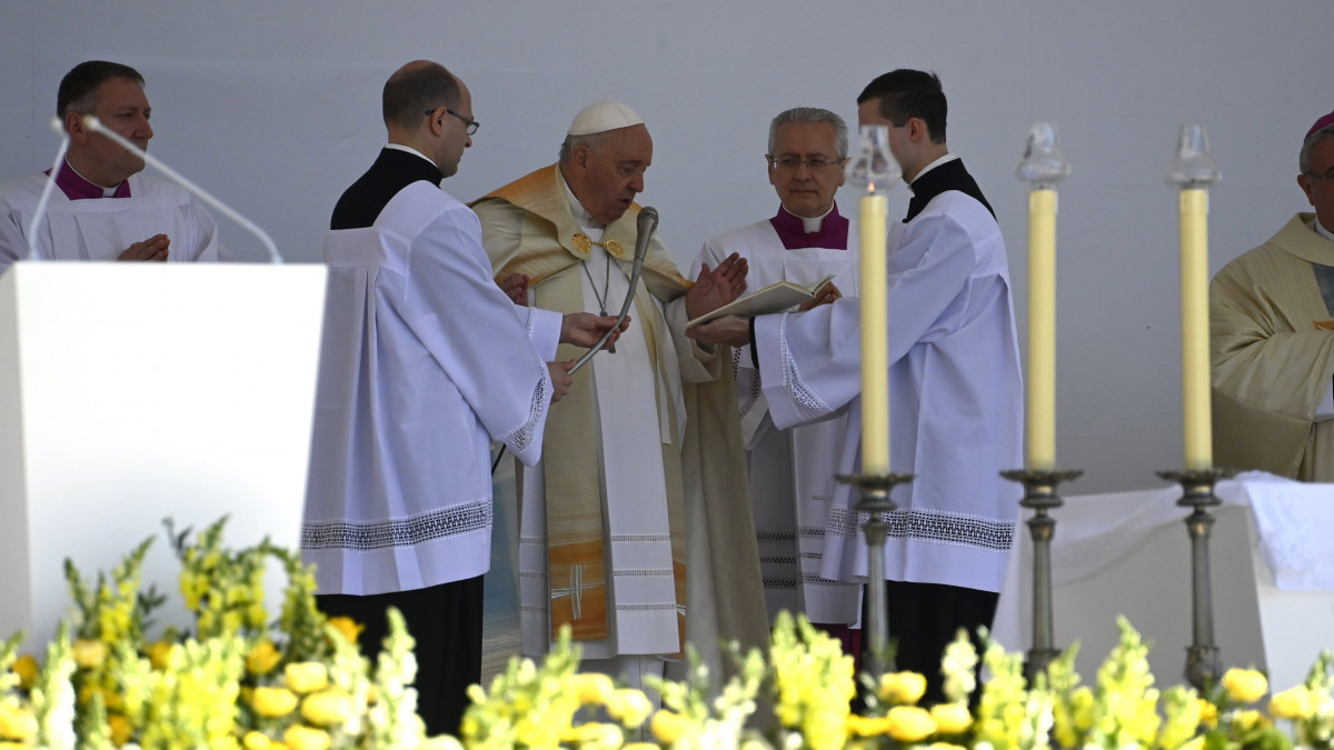 Ferenc pápa a budapesti Kossuth téren bemutatott szentmisén háromnapos magyarországi apostoli látogatásának harmadik napján, 2023. április 30-án.