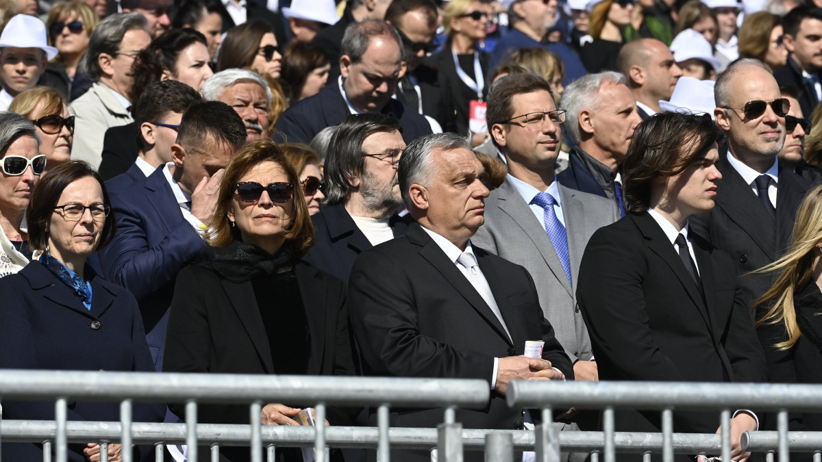 Orbán Viktor miniszterelnök és felesége, Lévai Anikó (középen, j-b) Ferenc pápa szentmiséjén a Parlament előtti Kossuth téren az egyházfő háromnapos magyarországi apostoli látogatásának harmadik napján, 2023. április 30-án.