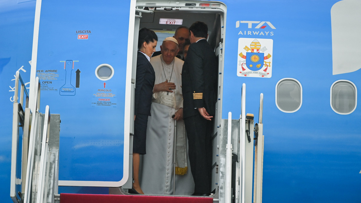 Ferenc pápa távozik Budapestről a Liszt Ferenc-repülőtéren 2023. április 30-án. Az egyházfő háromnapos apostoli látogatáson tartózkodott Magyarországon.