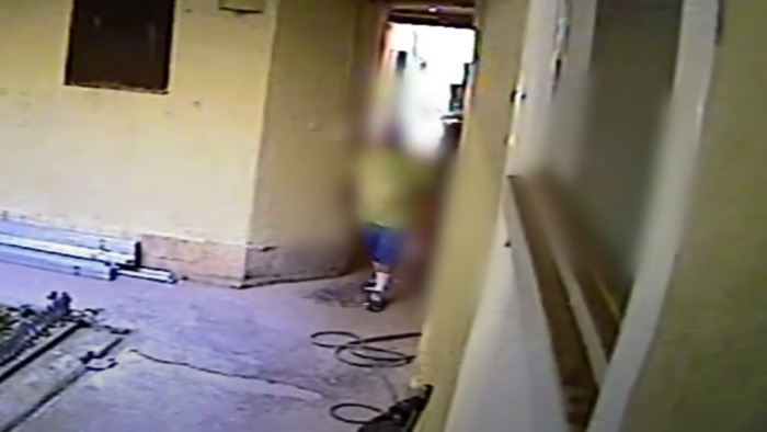 Akkora ember tört be budai lakásokba, hogy alig fért át a társasház folyosóján – videó