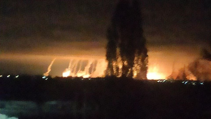 Videókon az orosz rakétatámadás okozta hatalmas robbanás Pavlohradban