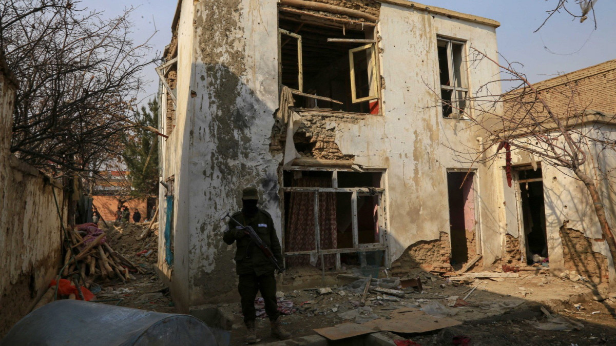 Tálib harcos egy romos háznál 2023. február 14-én, miután az este az afgán biztonsági erők rajtaütöttek az Iszlám Állam terrorszervezet egyik kabuli rejtekhelyén. Zabihulláh Mudzsáhid, az Afganisztánt uraló iszlamista tálibok szóvivője szerint a támadásban több terroristát megöltek.