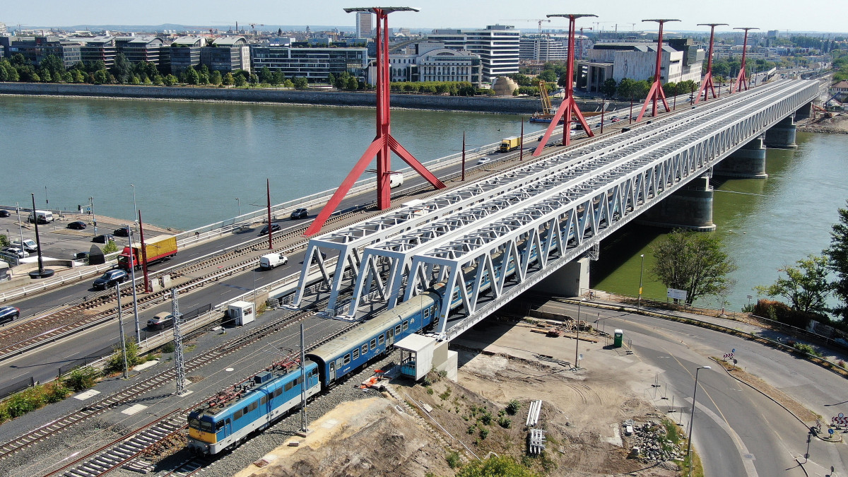 Drónfelvételen a megújult déli összekötő vasúti Duna-híd az avatás napján, 2022. augusztus 4-én.