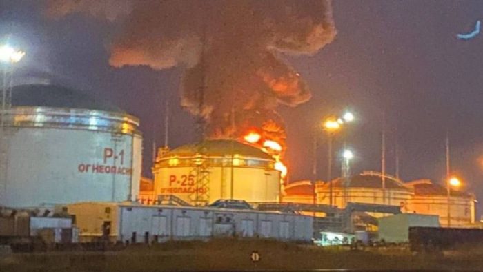 Üzemanyagraktár lángol a krími híd közelében – videók