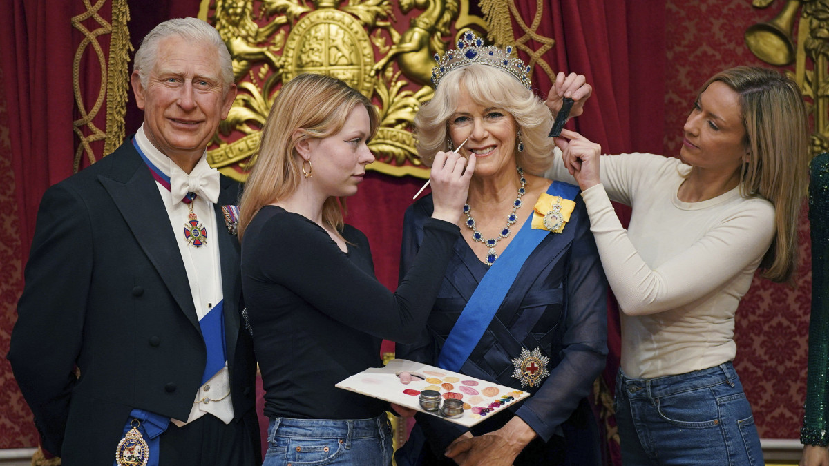 III. Károly brit uralkodó és felesége, Kamilla királyné új viaszszobrán dolgoznak szakemberek a Madame Tussauds viaszmúzeum-hálózat londoni panoptikumában 2023. április 26-án. III. Károlyt május 6-án koronázzák királlyá Londonban.