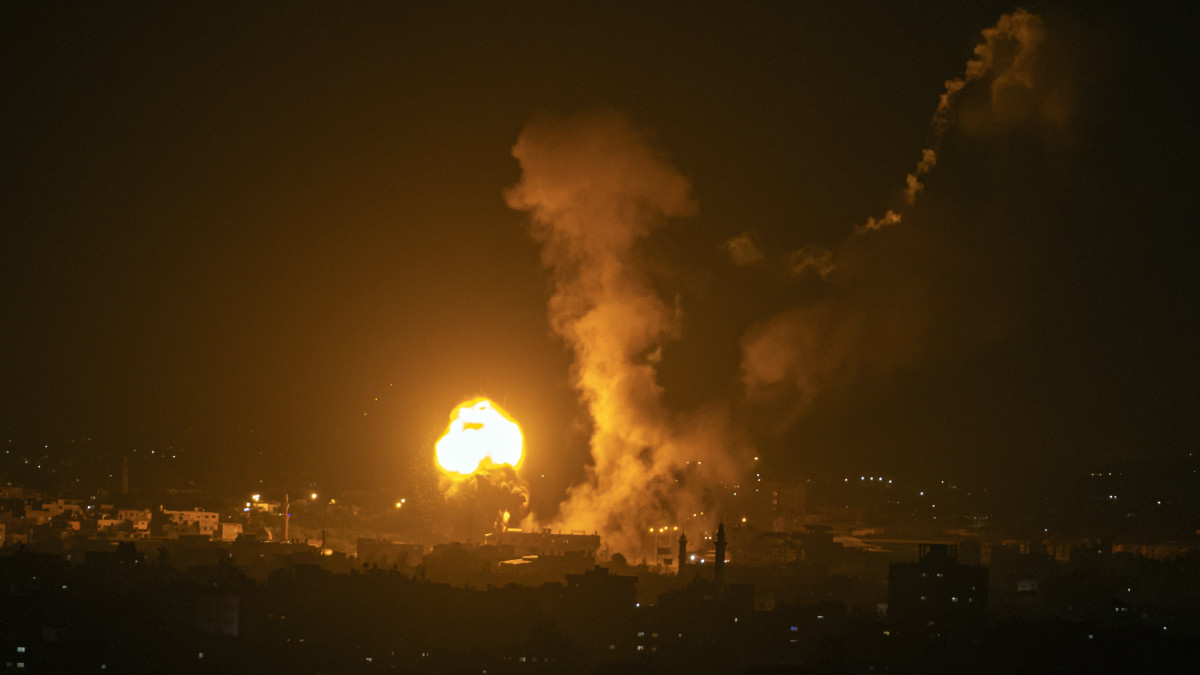 Izraeli légicsapás nyomán keletkezett tűz lángol és füst gomolyog a Gázai övezet északi részén 2023. május 2-án. A palesztinok 37 rakétát indítottak a Gázai övezetből Izraeli célpontokra, amiért három hónapos éhségsztrájkjának végén egy izraeli börtönben meghalt Káder Adnán, az Iszlám Dzsihád palesztin szélsőséges fegyveres szervezet egyik vezetője. Az izraeli hadvezetés szerint az izraeli légierő válaszul csapásokat mért a Gázai övezet katonai célpontjaira.