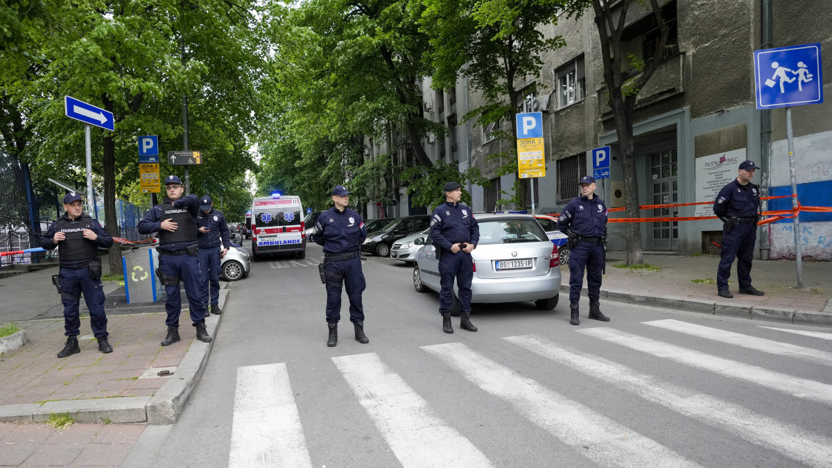 Rendőrök lezárják a belgrádi Vladislav Ribnikar általános iskolához vezető utcát, miután egy hetedikes tanuló lövöldözött az intézményben 2023. május 3-án. Három tanulót megsebesített, az egyiket életveszélyesen, mielőtt elfogták a rendőrök.