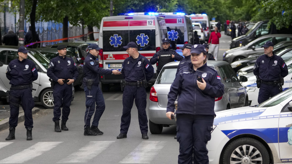 Rendőrök lezárják a belgrádi Vladislav Ribnikar általános iskolához vezető utcát, miután egy hetedikes tanuló lövöldözött az intézményben 2023. május 3-án. Három tanulót megsebesített, az egyiket életveszélyesen, mielőtt elfogták a rendőrök.