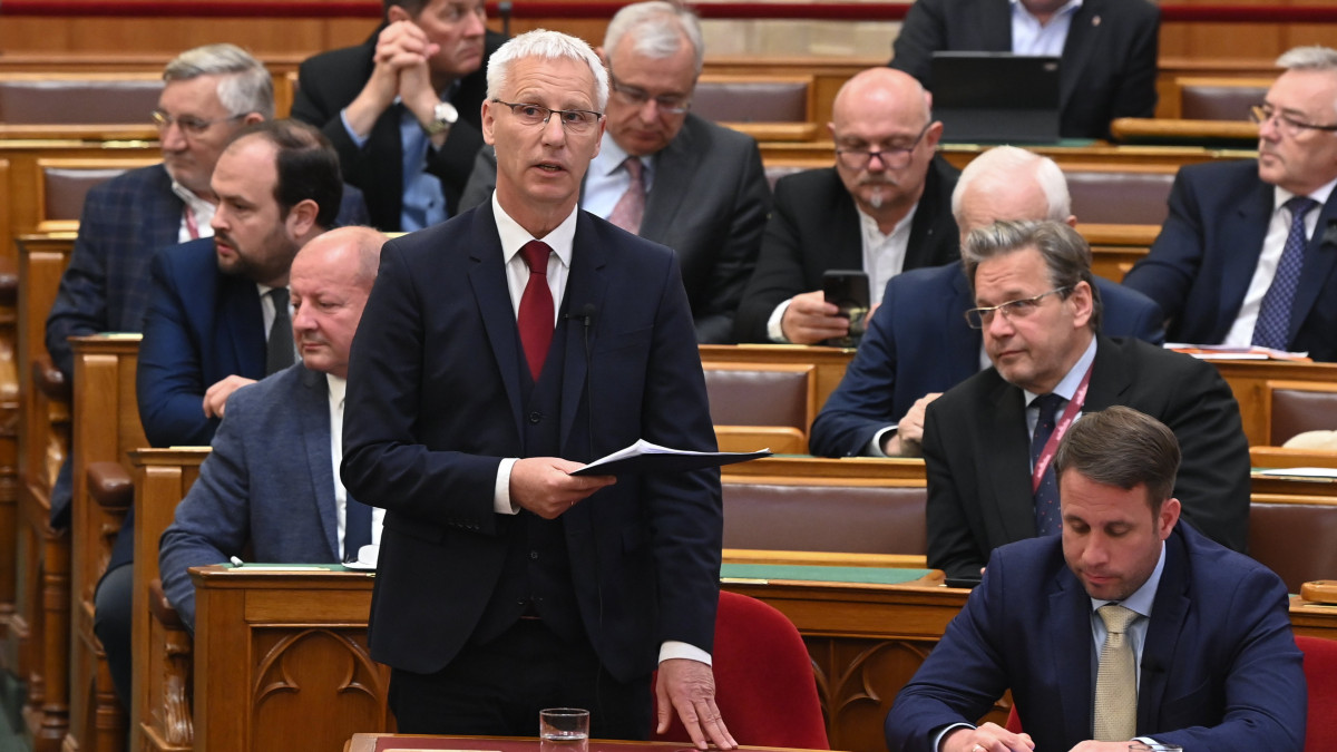 Soltész Miklós, a Miniszterelnökség egyházi és nemzetiségi kapcsolatokért felelős államtitkára napirend előtti felszólalásra válszol az Országgyűlés plenáris ülésén 2023. május 3-án.