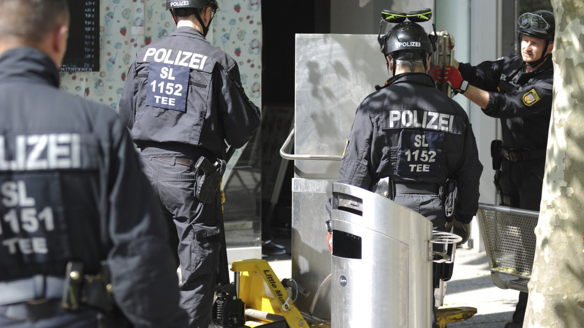 Bizonyítékokat foglalnak le rendőrök egy rajtaütésen a németországi Saarlouisban 2023. május 3-án. Egy nemzetközi művelet keretében a német rendőrség több tartományban is rajtaütést hajtott végre és őrizetbe vett több mint harminc bűnözőt, a calabriai maffia, a ndrangheta feltételezett tagját.