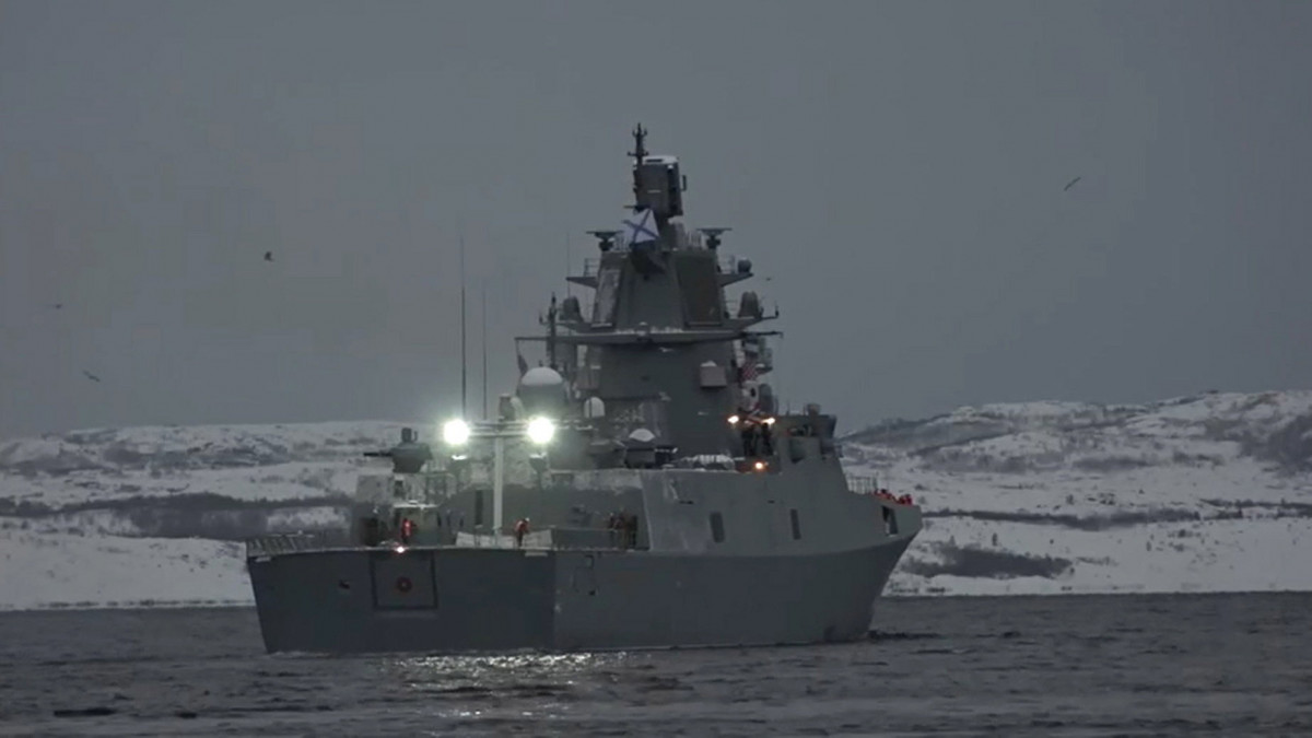 Az orosz védelmi minisztérium által 2023. január 4-én közreadott videóról készített kép a hiperszonikus Cirkon robotrepülőgépekkel felfegyverzett Admiral Gorskov orosz fregatt hadrendbe állításáról.