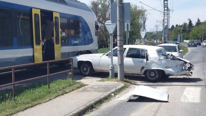 Balatoni dráma: ilyen autó még nem ütközött vonattal