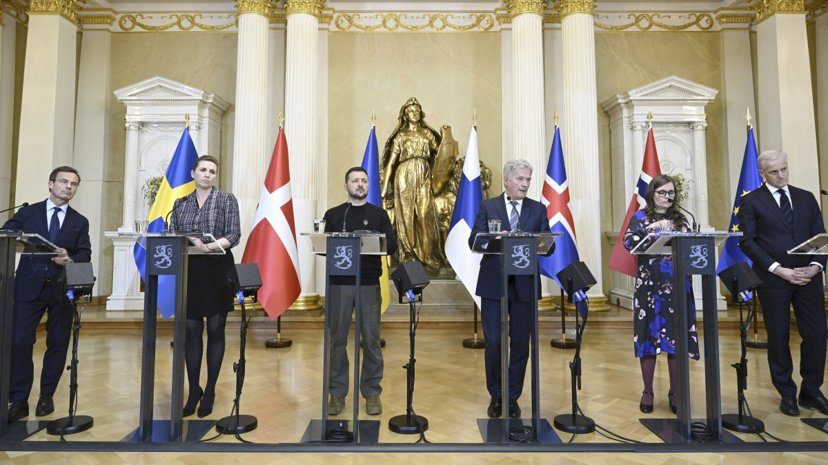 Ulf Kristersson svéd, Mette Frederiksen dán kormányfő, Volodimir Zelenszkij ukrán, Sauli Niinistö finn elnök, valamint Katrín Jakobsdóttir izlandi és Jonas Gahr Store norvég miniszterelnök (b-j) sajtótájékoztatót tart Helsinkiben 2023. május 3-án.