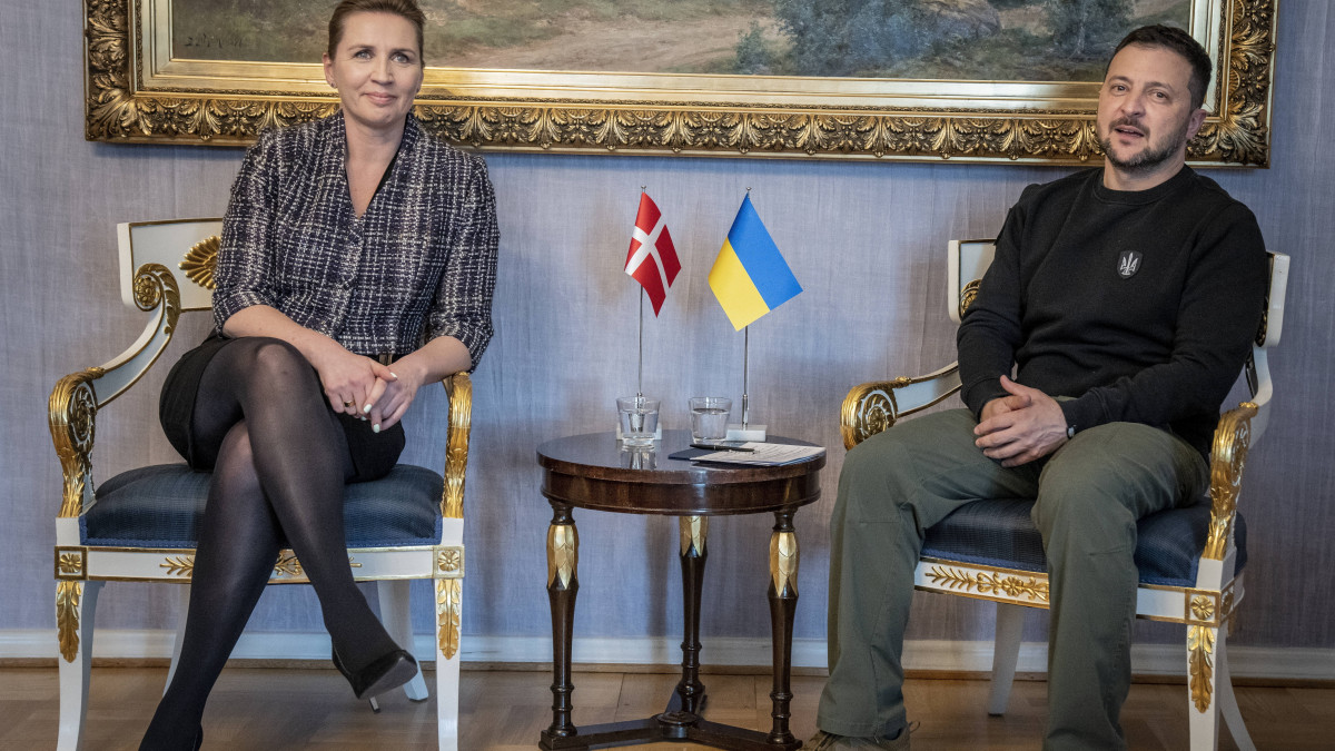 Mette Frederiksen dán kormányfő (b) és Volodimir Zelenszkij ukrán elnök kétoldalú megbeszélést folytat Helsinkiben 2023. május 3-án.