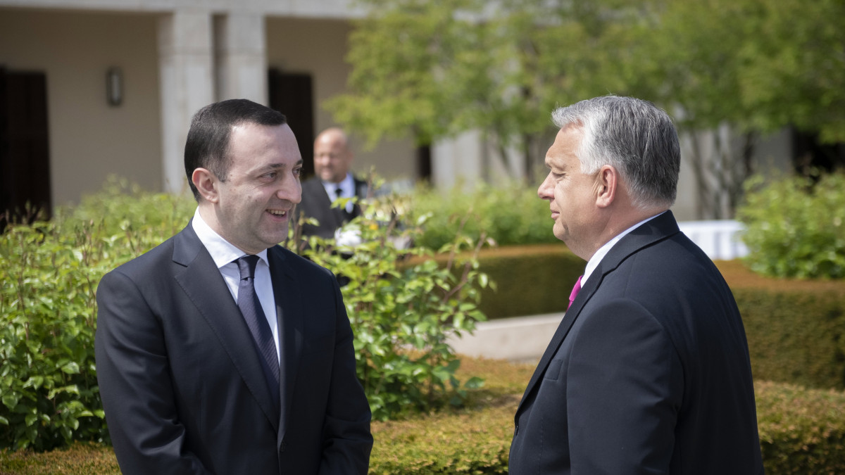 A Miniszterelnöki Sajtóiroda által közreadott képen Orbán Viktor miniszterelnök (j) fogadja Irakli Garibasvili georgiai kormányfőt a Karmelita kolostorban 2023. május 4-én.