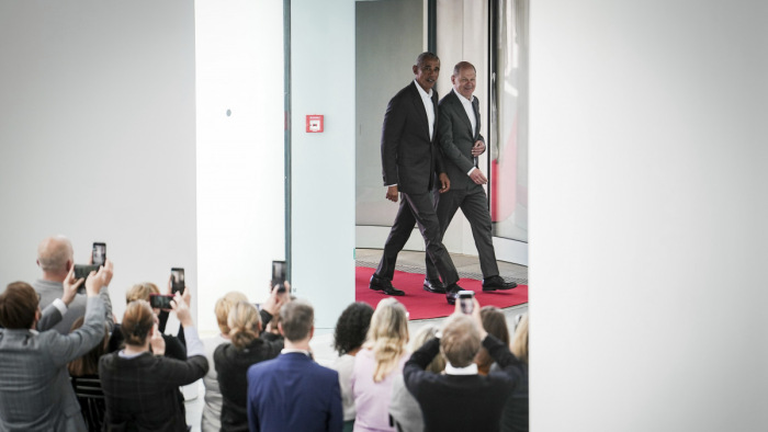 Barack Obama Berlinben: popsztárként ünnepelték, de olyan a gázsija is