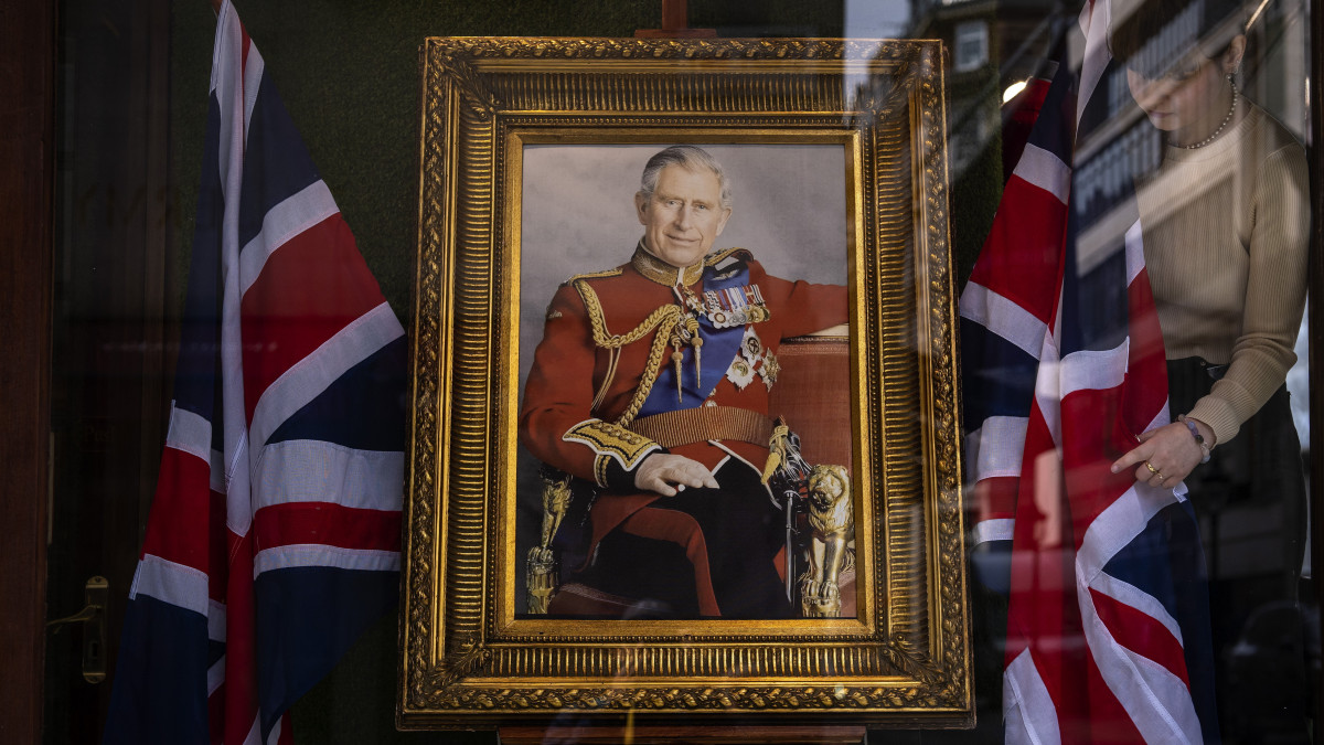 Az uralkodót ábrázoló festmény díszíti egy londoni üzlet kirakatát 2023. május 4-én, két nappal III. Károly brit király megkoronázása előtt.