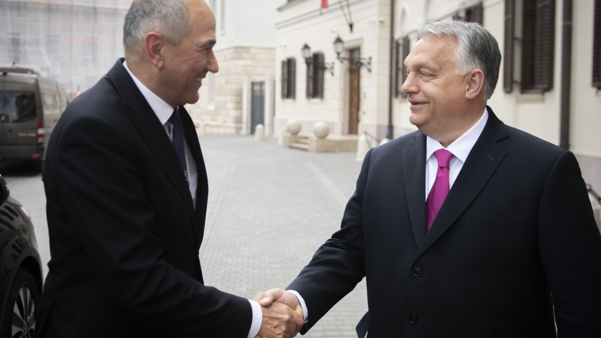 A Miniszterelnöki Sajtóiroda által közreadott képen Orbán Viktor kormányfő (j) fogadja Janez Jansát, Szlovénia egykori miniszterelnökét, a Szlovén Demokrata Párt (SDS) elnökét a Karmelita kolostorban 2023. május 4-én.