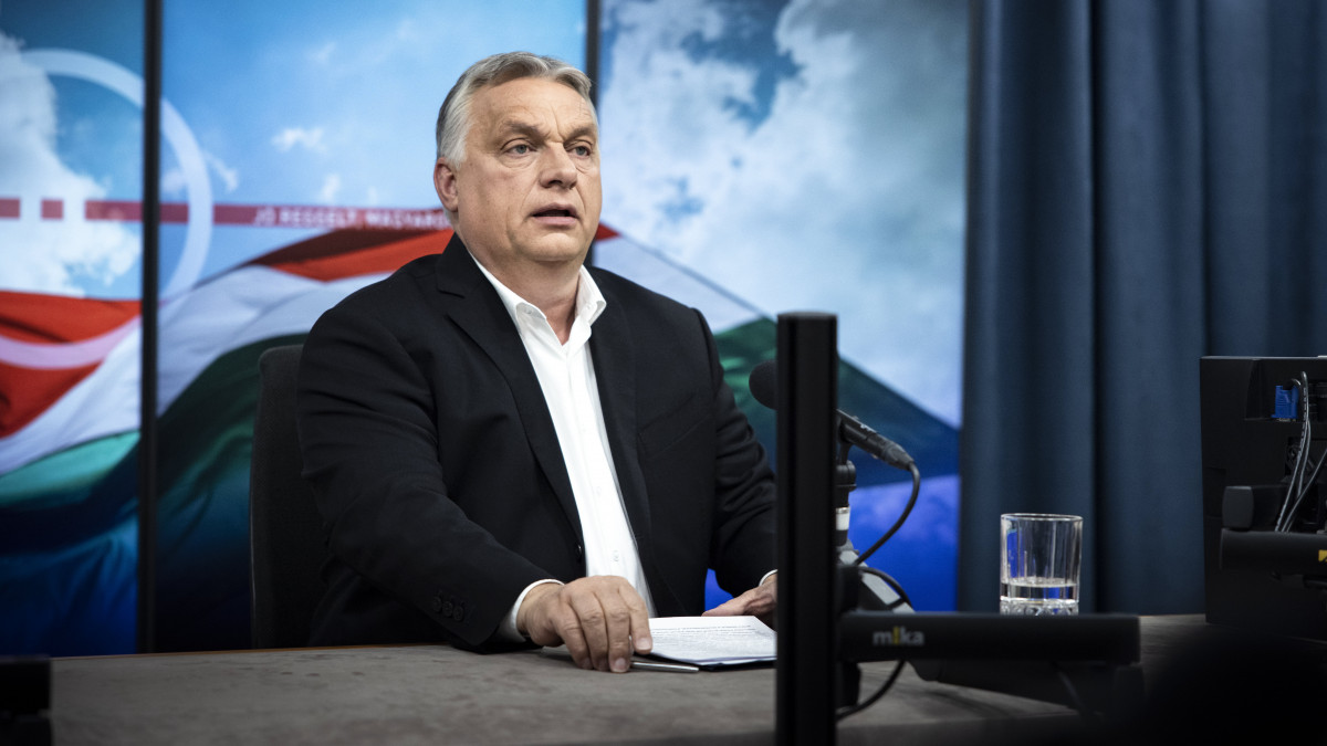A Miniszterelnöki Sajtóiroda által közreadott képen Orbán Viktor miniszterelnök interjút ad a Jó reggelt, Magyarország! című műsorban a Kossuth Rádió stúdiójában 2022. május 6-án.
