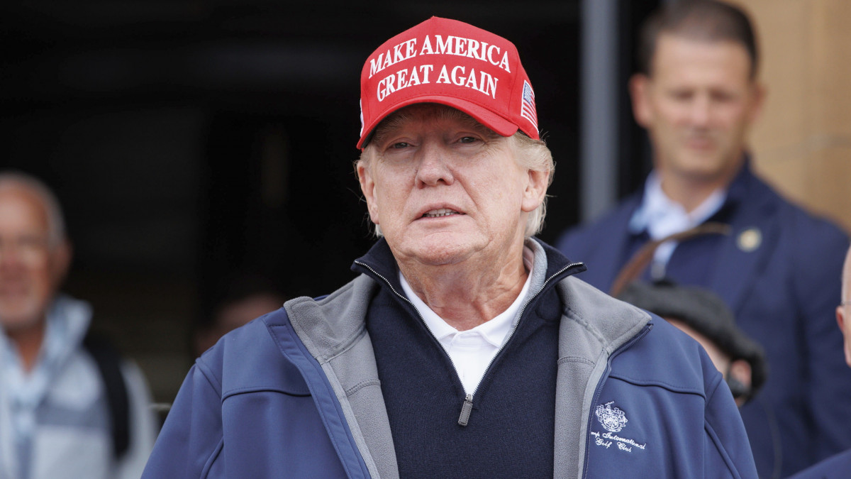Donald Trump volt amerikai elnök látogatást tesz a nevét viselő golfklubban a skóciai Turnberryben 2023. május 2-án.