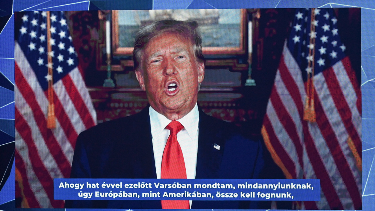Donald Trump volt amerikai elnök videóüzenete a CPAC Magyarország kétnapos konzervatív konferencia második napján a Bálna Budapestben 2023. május 4-én. A Konzervatív Politikai Akció Konferencia (CPAC) a jobboldal egyik legnagyobb nemzetközi tanácskozása.