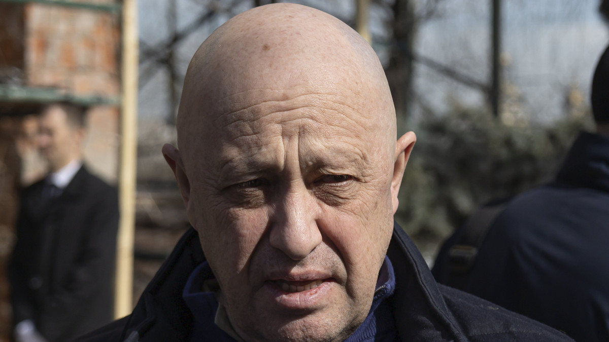 Jevgenyij Prigozsin, a Wagner katonai magánvállalat alapítója a terrortámadás áldozatául esett Vladlen Tatarszkij orosz kormánypárti haditudósító és blogger temetésén a moszkvai Trojekurovszkij temetőben 2023. április 8-án.
