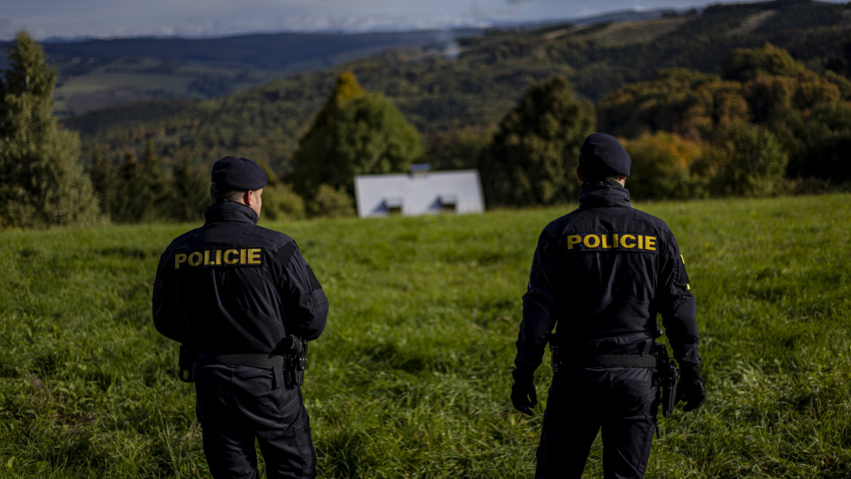 Cseh rendőrök járőröznek a szlovák határon fekvő Stary Hrozenkov környékén 2022. szeptember 29-én. Csehország a mai naptól ideiglenesen a Szlovákiával közös határon 17 közúti, hét vasúti, valamint három folyami átkelőn újította fel az ellenőrzéseket azzal a céllal, hogy korlátozza az illegális bevándorlást.