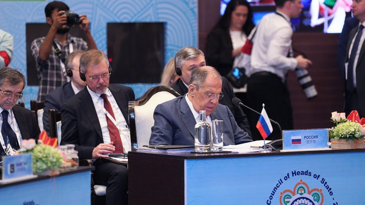 Az indiai külügyminisztérium által közreadott képen Szergej Lavrov orosz külügyminiszter (j) a Sanghaji Együttműködési Szervezet (SCO) külügyminiszteri találkozóján az indiai Goában 2023. május 5-én.