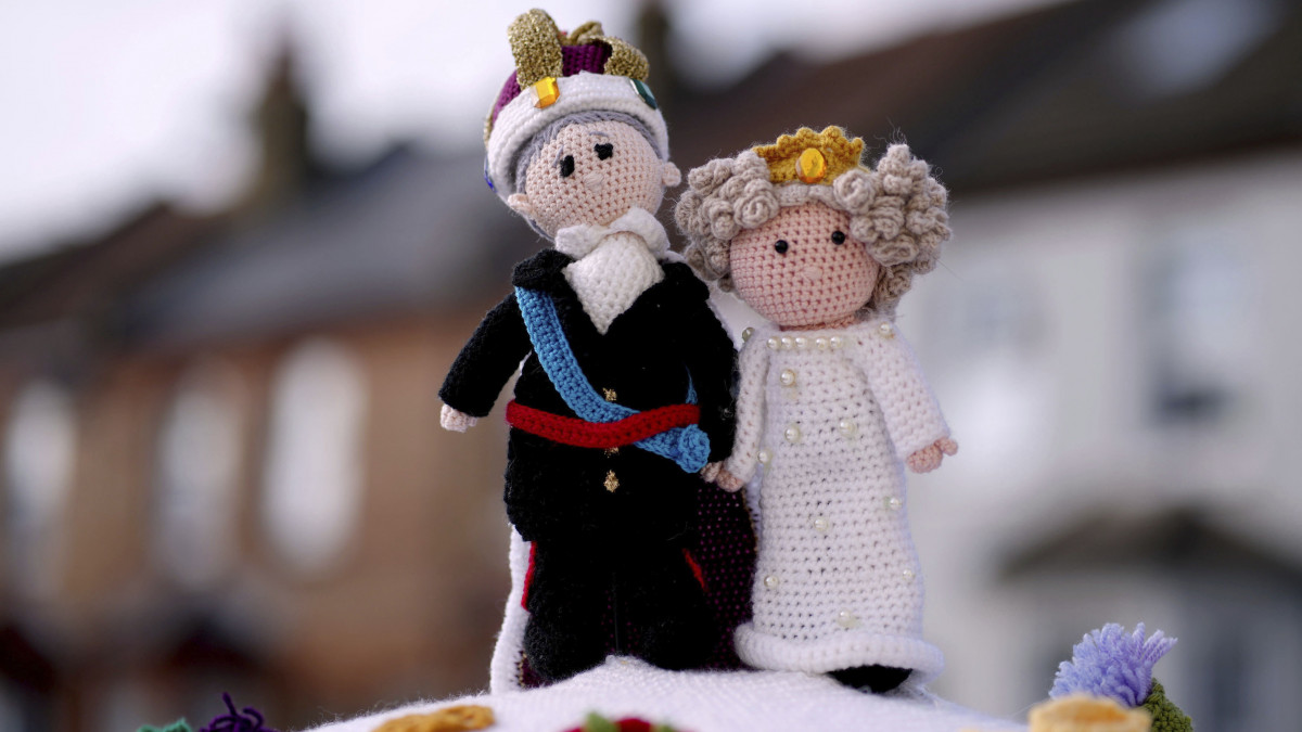 III. Károly brit uralkodót és feleségét, Kamilla királynét ábrázoló horgolt figurák egy postaláda tetején Isleworth-ben 2023. május 2-án, négy nappal III. Károly brit király koronázása előtt.