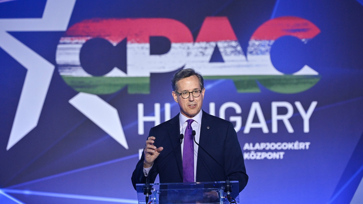 Rick Santorum volt pennsylvaniai szenátor beszédet mond a CPAC Magyarország kétnapos konzervatív konferencia második napján a Bálna Budapestben 2023. május 5-én. A Konzervatív Politikai Akció Konferencia (CPAC) a jobboldal egyik legnagyobb nemzetközi tanácskozása.