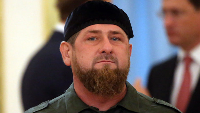 Egy lovon pörög a csecsen elnök