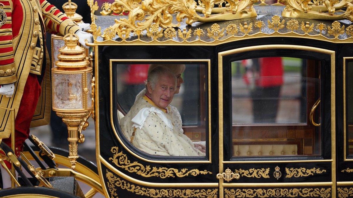 A királyi pár útban a Westminster apátság felé. Forrás:Twitter/Royalfamily