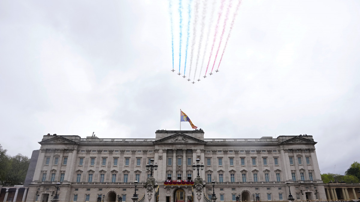 III. Károly brit király és a felesége, Kamilla királyné a londoni Buckingham-palota erkélyéről a brit légierő Red Arrows műrepülőcsoportját nézi az uralkodó koronázási ünnepsége után, 2023. május 6-án.