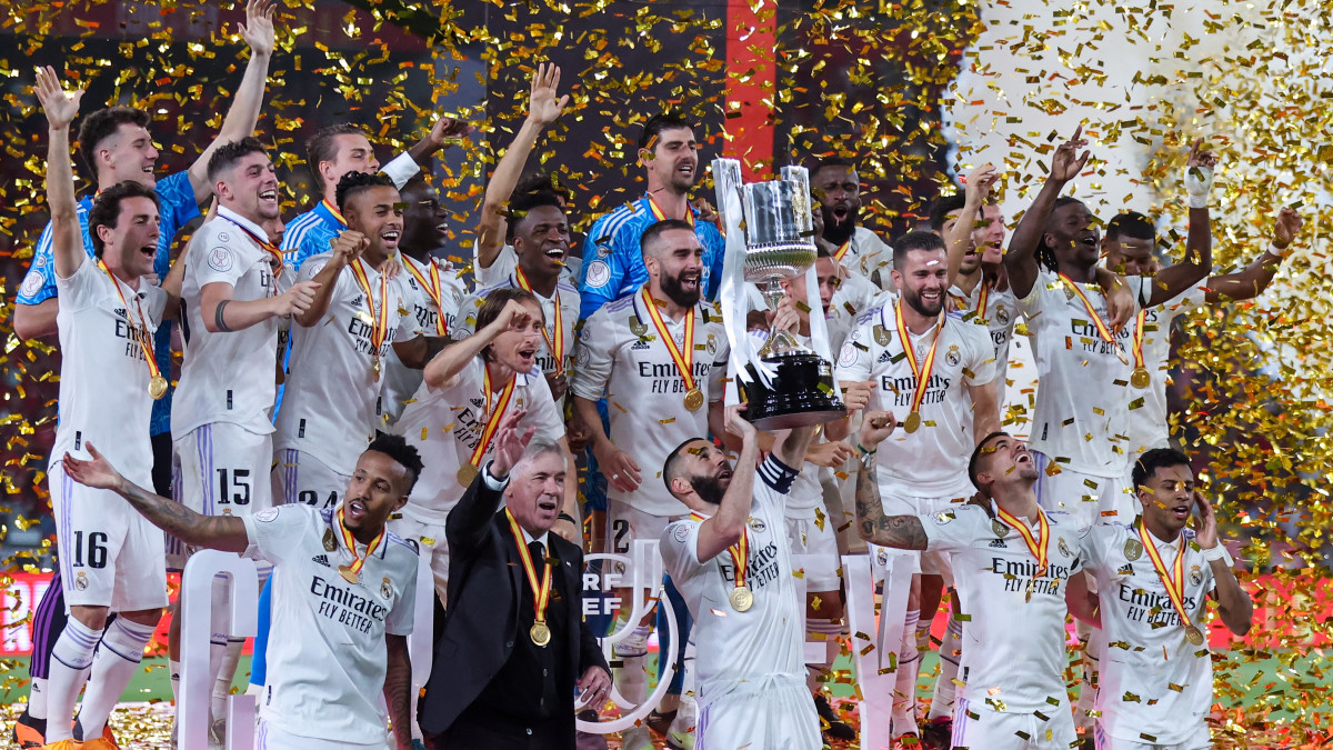 Real Madrid by the hand of its captain, Karim Benzema of Real Madrid lifts the champions trophy during the Final Copa Rey match between Real Madrid CF and CA Osasuna at Cartuja Stadium on May 06, 2023 in Seville, Spain. (Photo by by Jose Luis Contreras/DAX Images/NurPhoto via Getty Images)