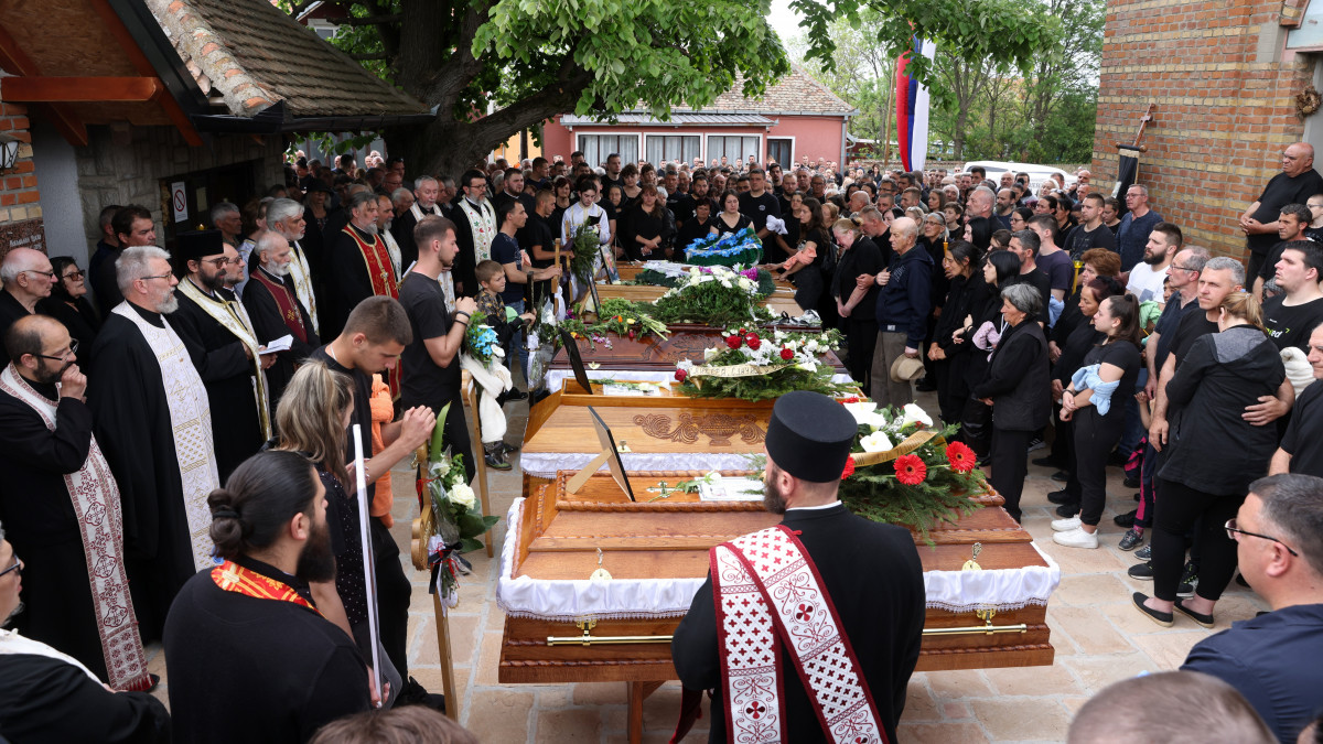 Halálos lövöldözés öt áldozatát temetik a Belgrádtól mintegy 50 kilométere délre fekvő Mladenovac közelében lévő faluban, Malo Orasjében 2023. május 6-án. Két nappal korábban két környékbeli faluban egy 20 éves férfi gépkarabéllyal válogatás nélkül emberekre lőtt, és nyolcat megölt, tizennégyet megsebesített.