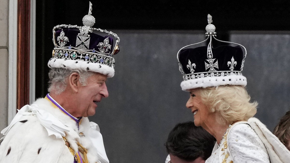 III. Károly brit király és a felesége, Kamilla királyné a londoni Buckingham-palota erkélyén az uralkodó koronázási ünnepsége után, 2023. május 6-án.