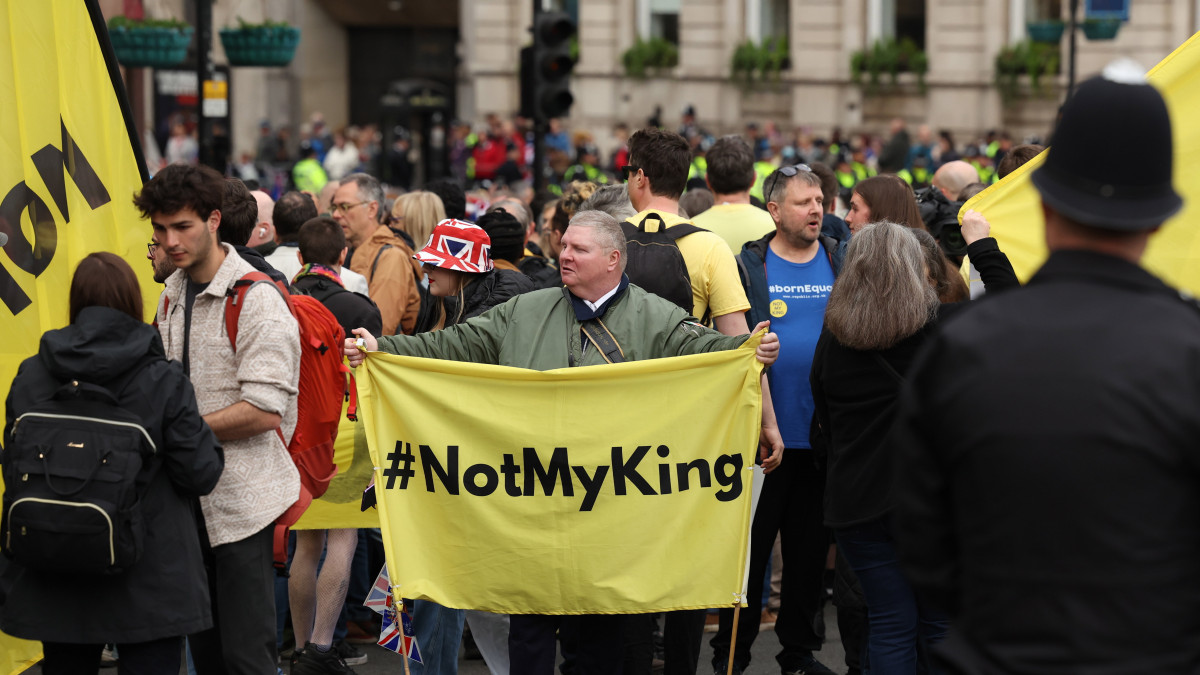 Résztvevők a monarchiát ellenző brit csoport, a Republic (Köztársaság) tüntetésén Londonban 2023. május 6-án, III. Károly brit király koronázásának napján. A nem az én királyom jelmondattal meghirdetett tiltakozóakció résztvevői a koronázási menet útvonalán fejezik ki a brit uralkodócsaláddal szemben érzett ellenérzésüket.