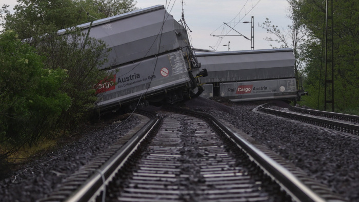 Drámai fotók a magyarországi vonatbalesetről - új menetrendet vezettek be