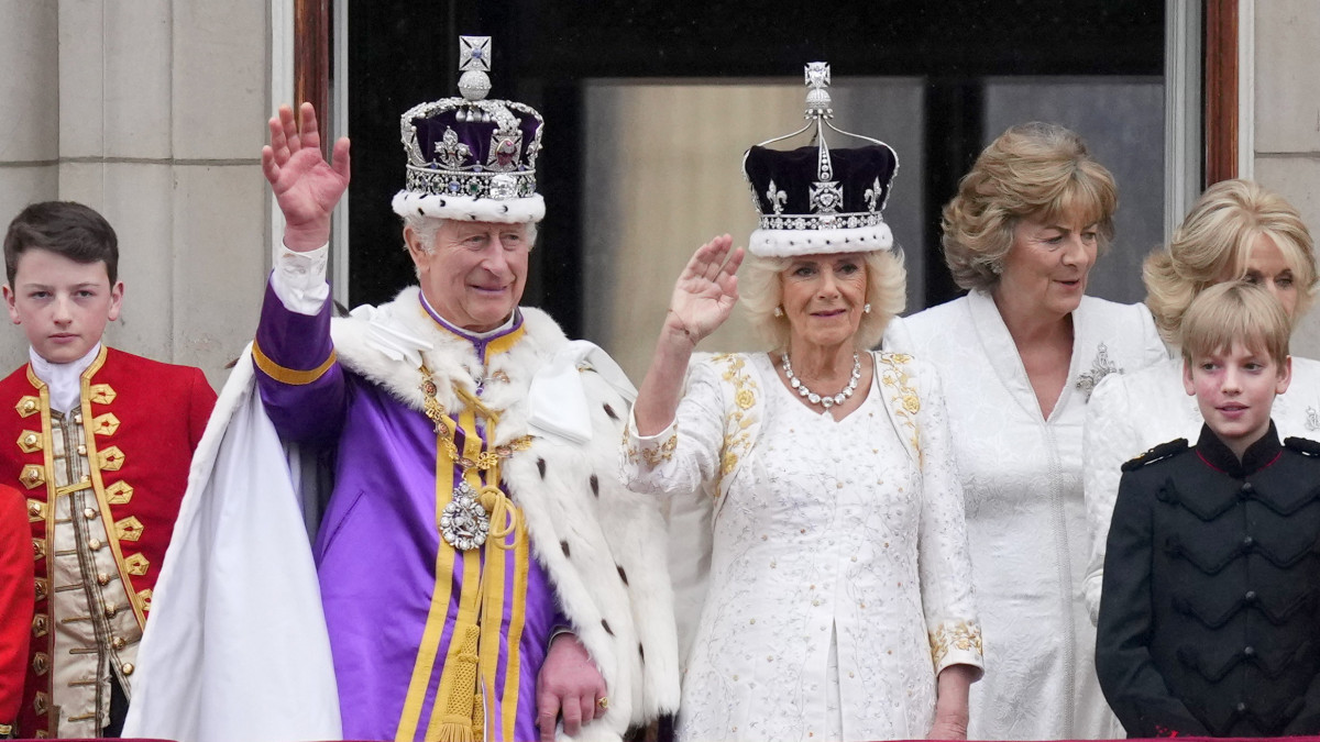 III. Károly brit király és a felesége, Kamilla királyné a londoni Buckingham-palota erkélyéről integet az uralkodó koronázási ünnepsége után, 2023. május 6-án.MTI/AP/Petr David Josek