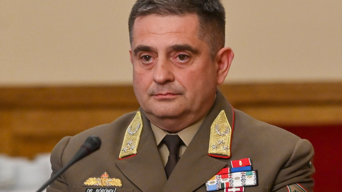 Új vezérkari főnök: háborúra képes hadsereg és magasabb harckészültség szükséges