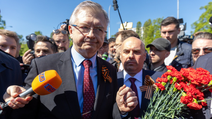 Varsóban botrányba fulladt az orosz nagykövet koszorúzási kísérlete - videó