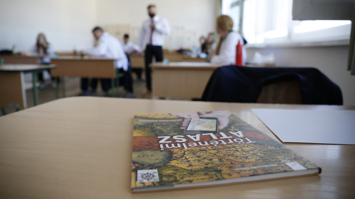 Diákok várakoznak a történelem írásbeli érettségi vizsga előtt a Nagykanizsai Zsigmondy Vilmos Szakképző Iskolában 2021. május 5-én. Történelemből középszinten 66 ezer, emelt szinten mintegy 8 ezer diák érettségizik.