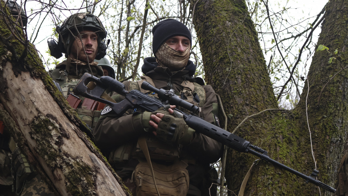 Ukrán katonák a kelet-ukrajnai Donyecki területen húzódó front térségében 2023. április 15-én, az Ukrajna elleni orosz háború alatt.MTI/AP/Roman Csop/Roman Csop