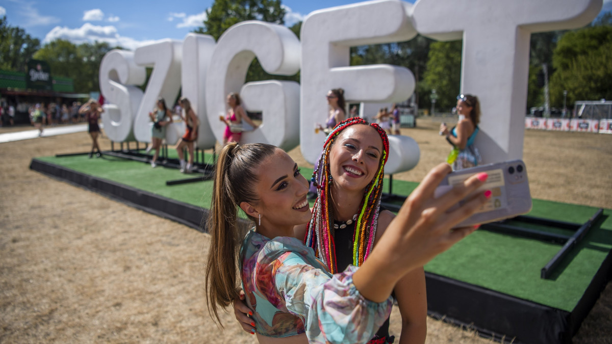 Fiatalok fényképezkednek a 28. Sziget fesztiválon a nyitónapon az óbudai Hajógyári-szigeten 2022. augusztus 10-én.MTI/Balogh Zoltán