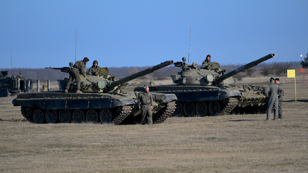 T72-es típusú tankok legénységei az 5. Bocskai István Lövészdandár Vay Ádám Kiképző Bázisán Hajdúhadház közelében 2022. február 24-én. A Magyar Honvédség alakulatai folyamatosan érkeznek a keleti országrészbe.