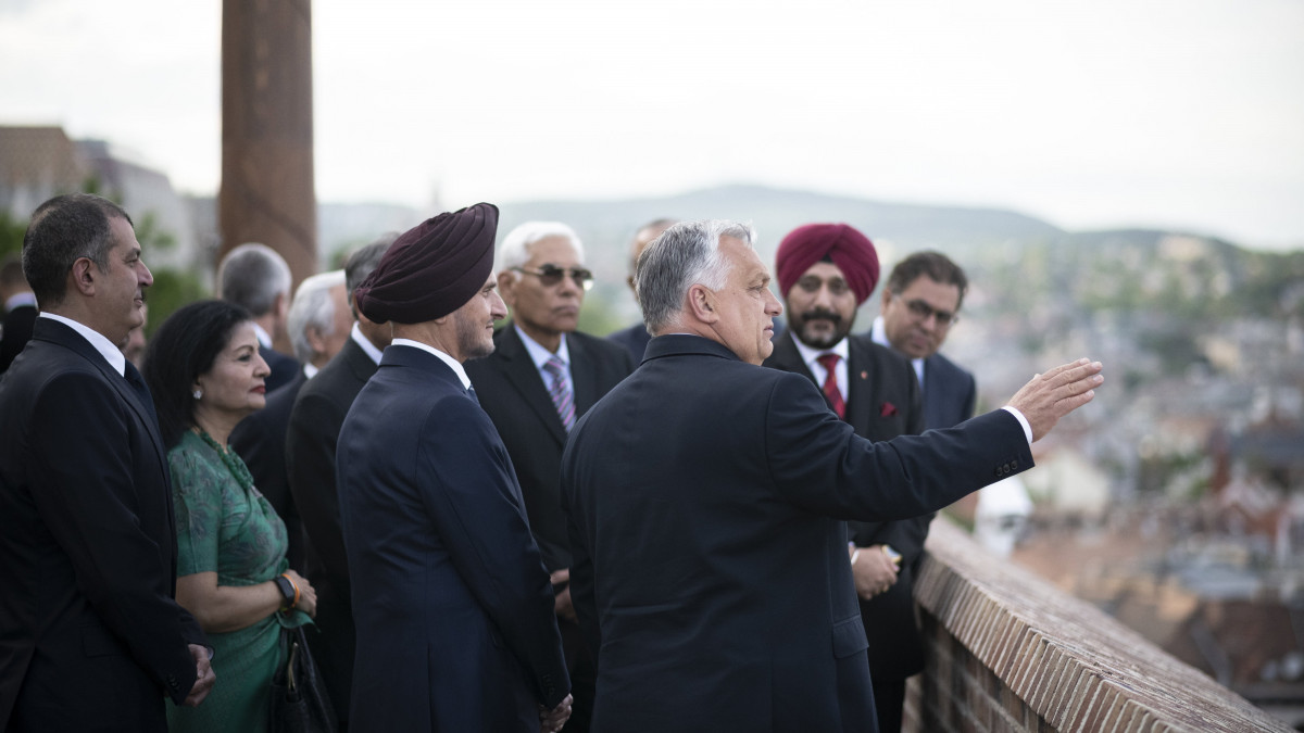 A Miniszterelnöki Sajtóiroda által közreadott képen Orbán Viktor miniszterelnök (j) fogadja az Apollo Tyres indiai gumiabroncsgyártó óriásvállalat igazgatótanácsát a Karmelita kolostorban 2023. május 10-én. Középen Onkar Kanwar, az Apollo Tyres elnöke.