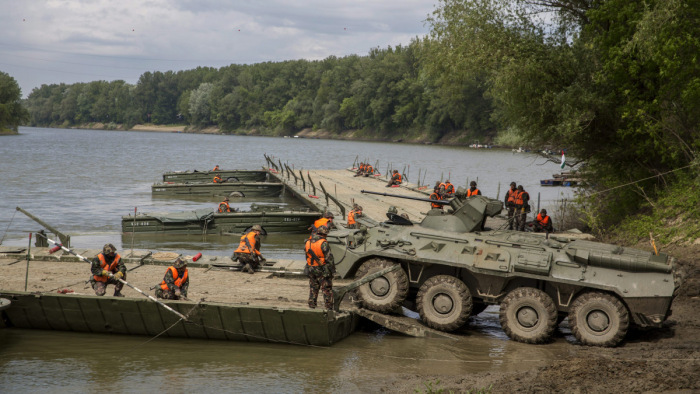 Katonák kelnek át a Dunán